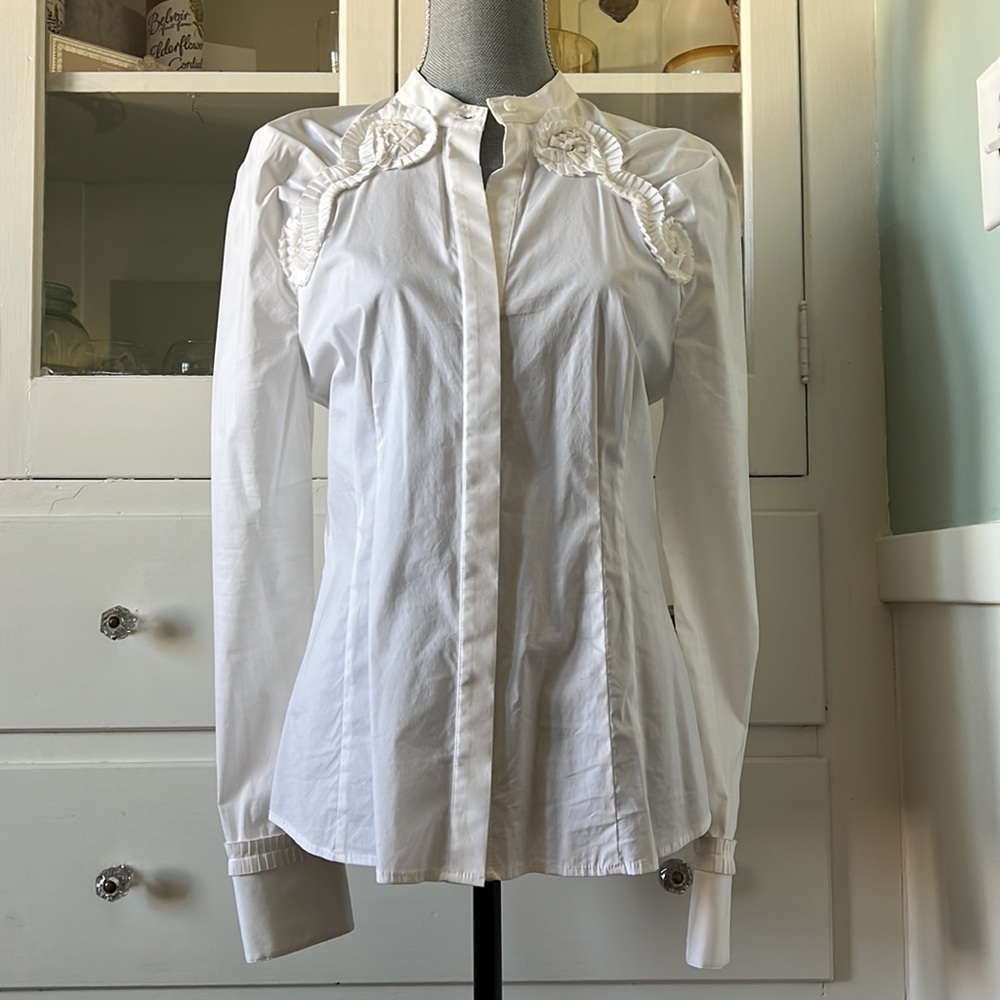 Gorgeous designer style decorative mutton sleeve BCBG white Poplin top blouse